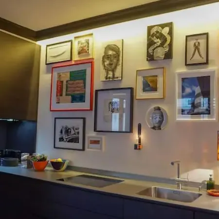 Διαμέρισμα 1200 Sq Ft Luxus Designer In Heart Of *
